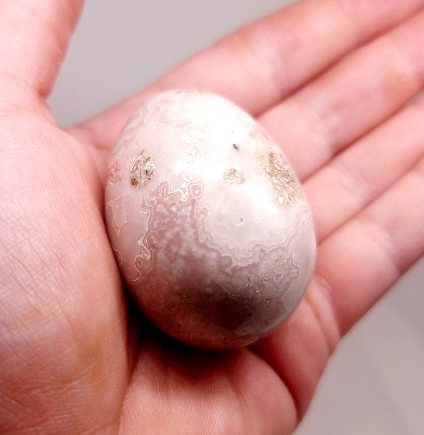 WHITE ORBICULAR OCEAN JASPER POLISHED EGG 91 g - TRANQUILITY