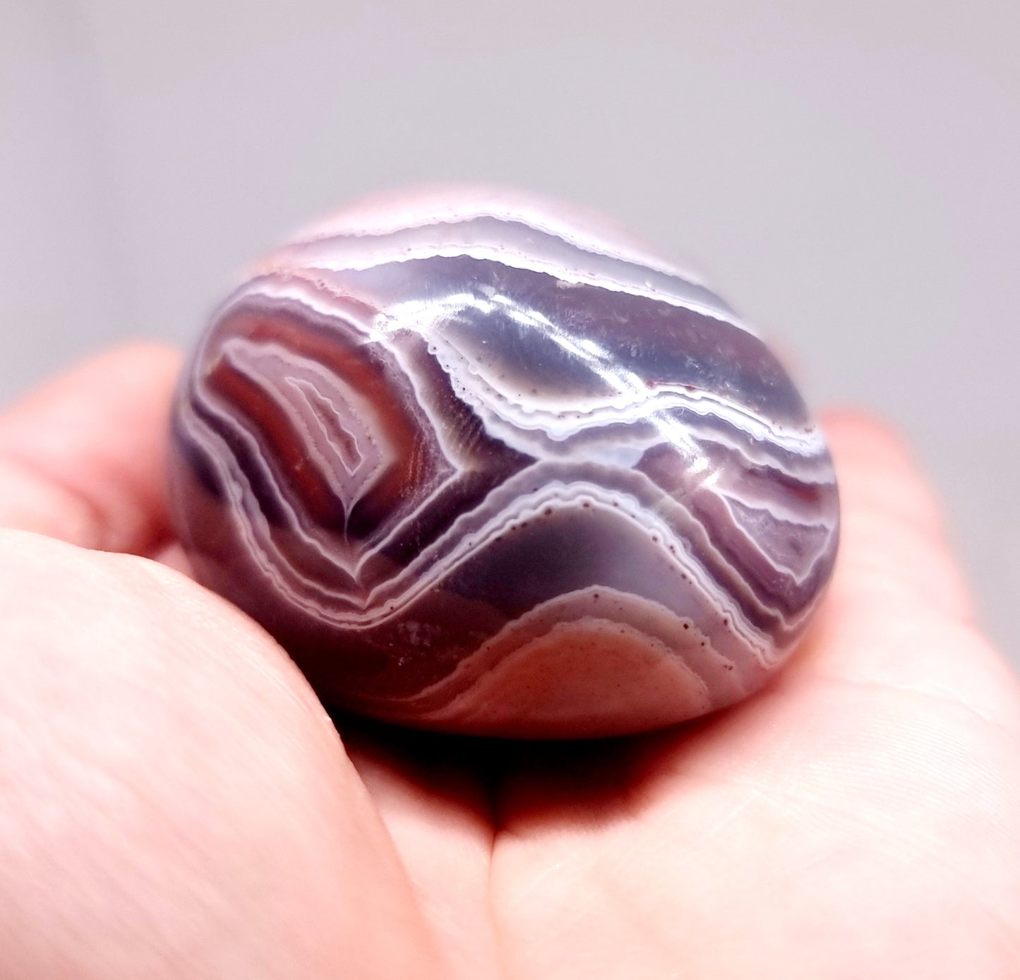 POLISHED RED SASHE RIVER AGATE PALM STONE 100 g - GROUNDING