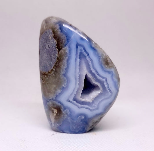 BLUE LACE AGATE GEODE POLISHED FREE FORM 228 g - COMMUNICATION & COURAGE