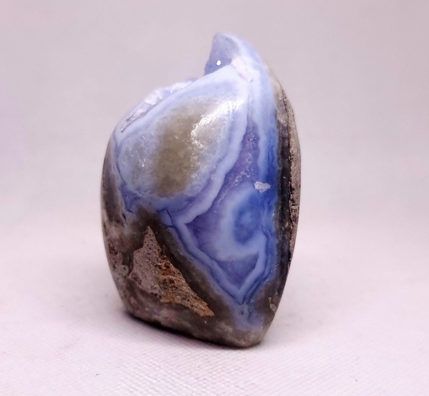 BLUE LACE AGATE GEODE POLISHED FREE FORM 265 g - COMMUNICATION & COURAGE