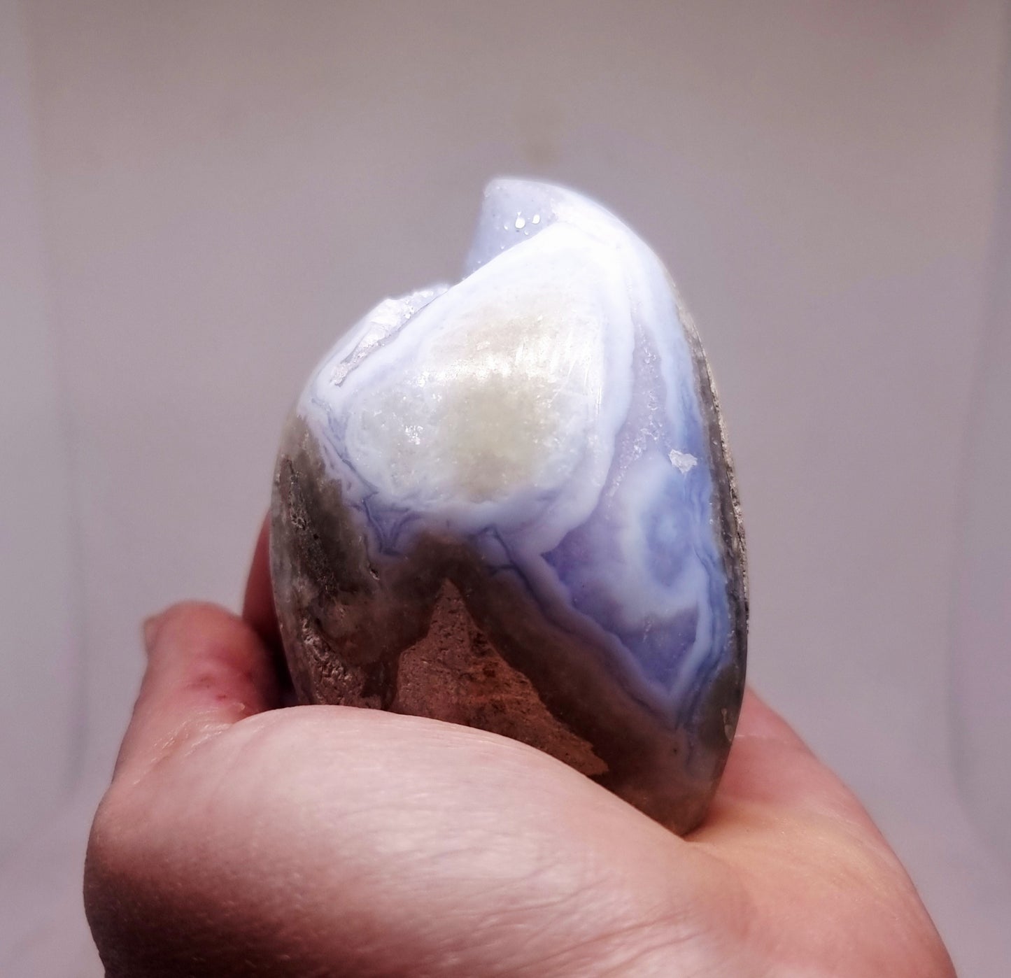 BLUE LACE AGATE GEODE POLISHED FREE FORM 265 g - COMMUNICATION & COURAGE
