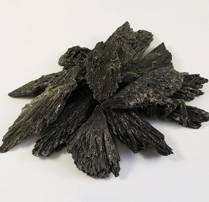 BLACK KYANITE CLUSTER 5-8 cm - GROUNDING & ATTUNEMENT