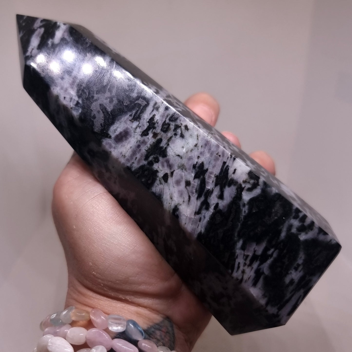 MERLINITE (GABBRO) POLISHED TOWER 15 cm - INTUITION