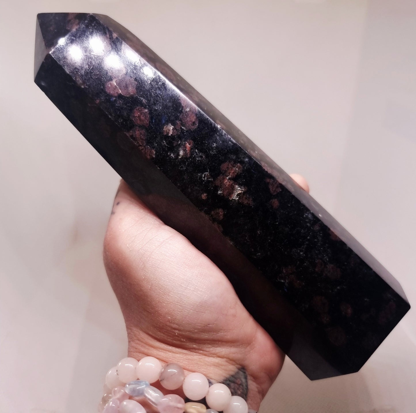 BLUE SPARK LOLITE POLISHED TOWER 666 g - INTUITION