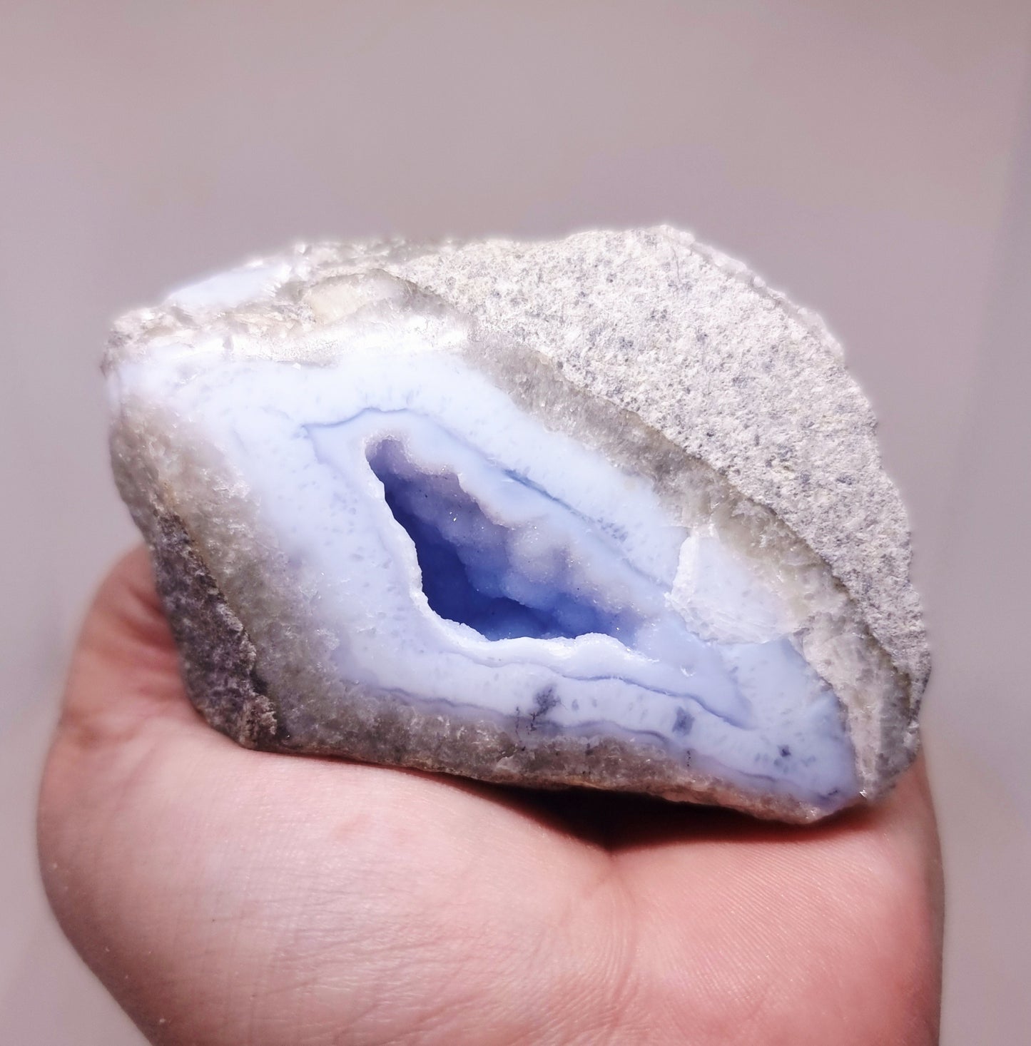 BLUE LACE AGATE GEODE 174 g - COMMUNICATION & COURAGE
