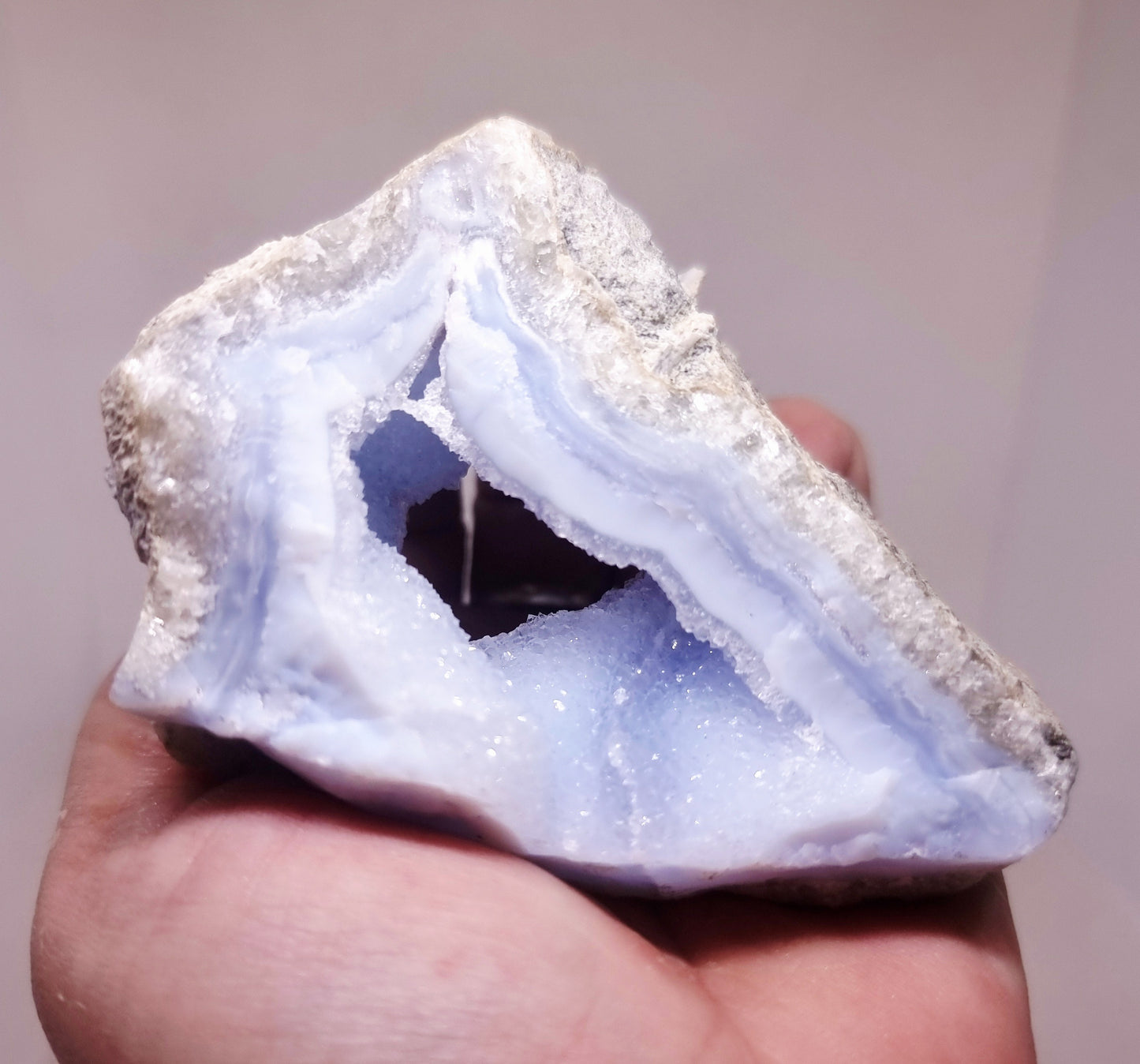 BLUE LACE AGATE GEODE 198 g - COMMUNICATION & COURAGE