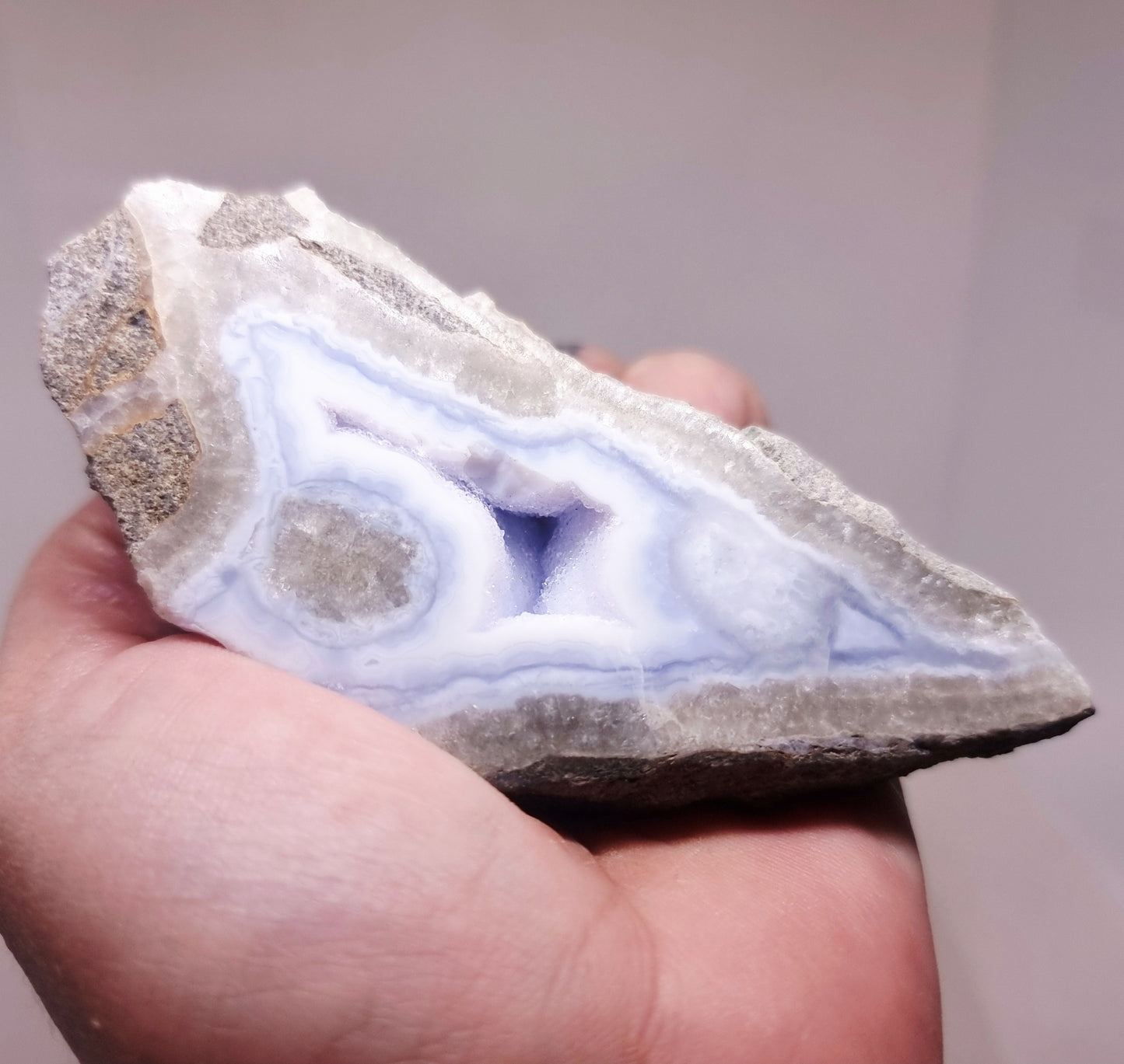 BLUE LACE AGATE GEODE 148 g - COMMUNICATION & COURAGE