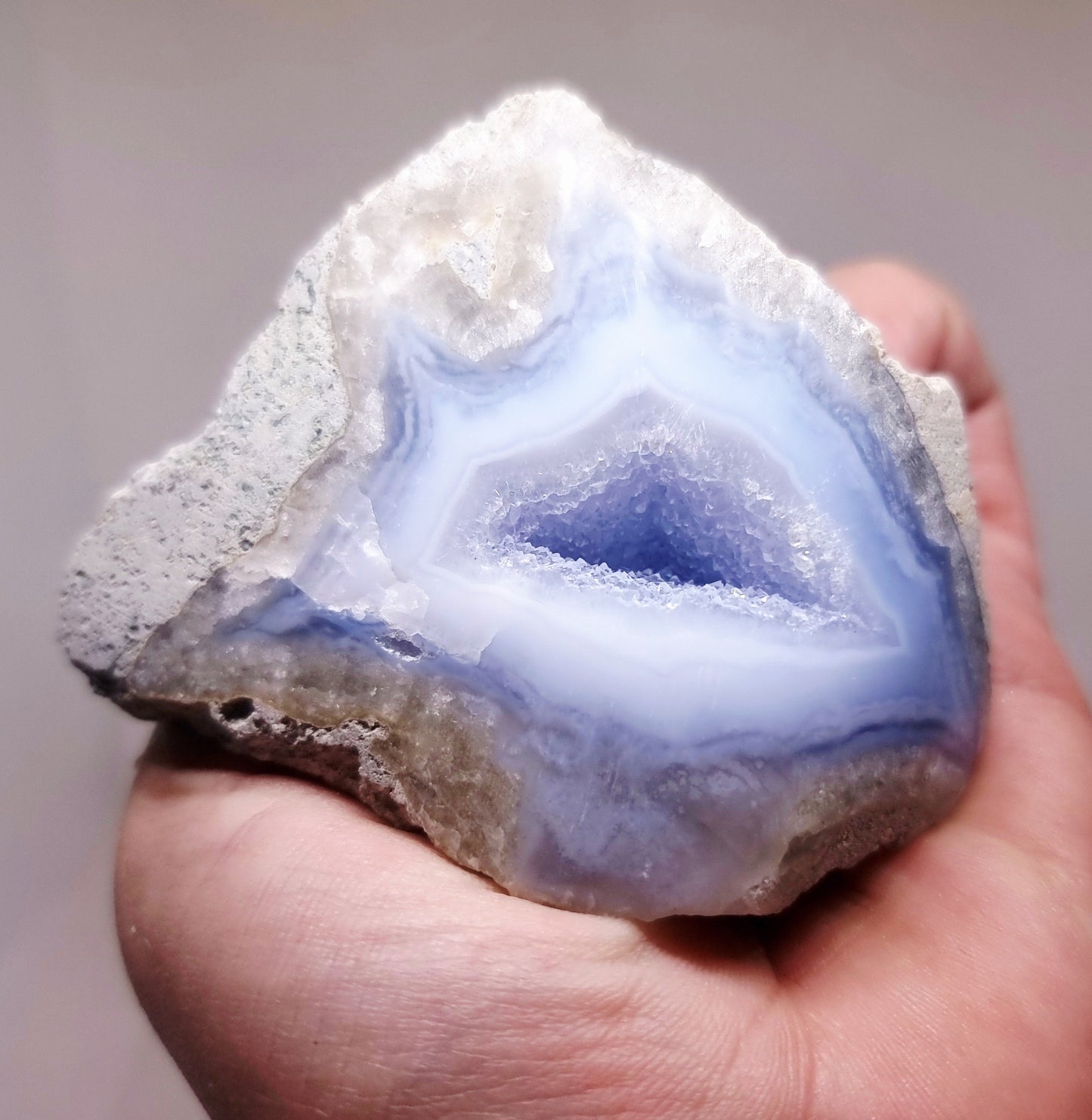 BLUE LACE AGATE GEODE 160 g - COMMUNICATION & COURAGE