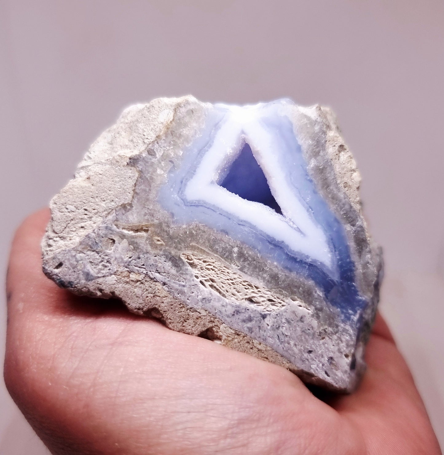 BLUE LACE AGATE GEODE 168 g - COMMUNICATION & COURAGE