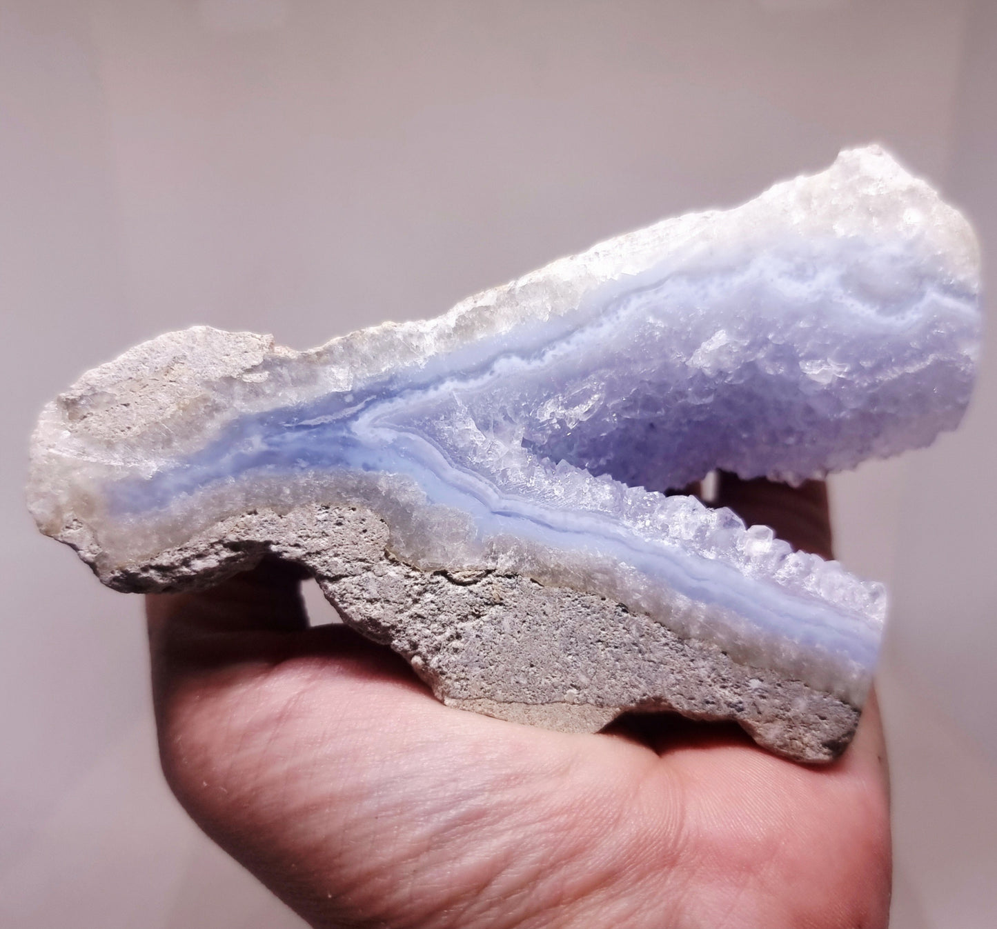 BLUE LACE AGATE GEODE 182 g - COMMUNICATION & COURAGE