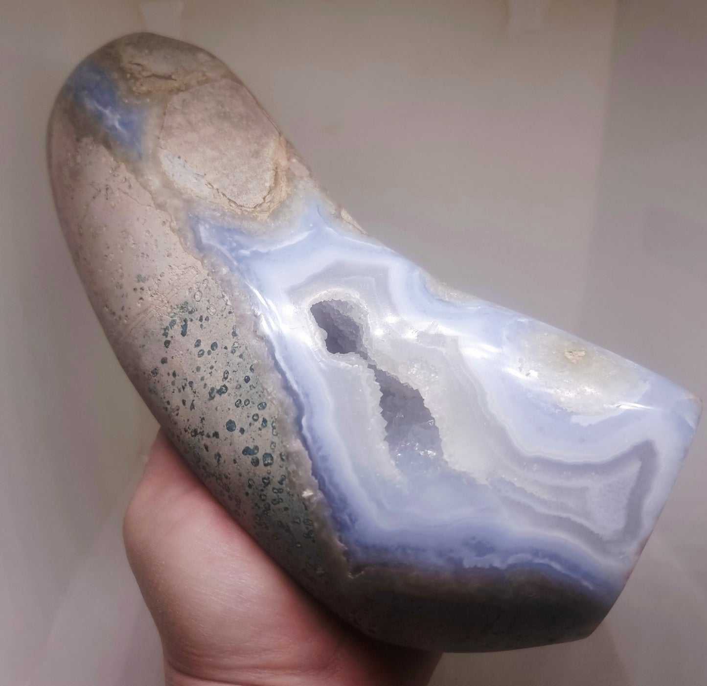BLUE LACE AGATE POLISHED FREEFORM 1.68 kg - COMMUNICATION & COURAGE