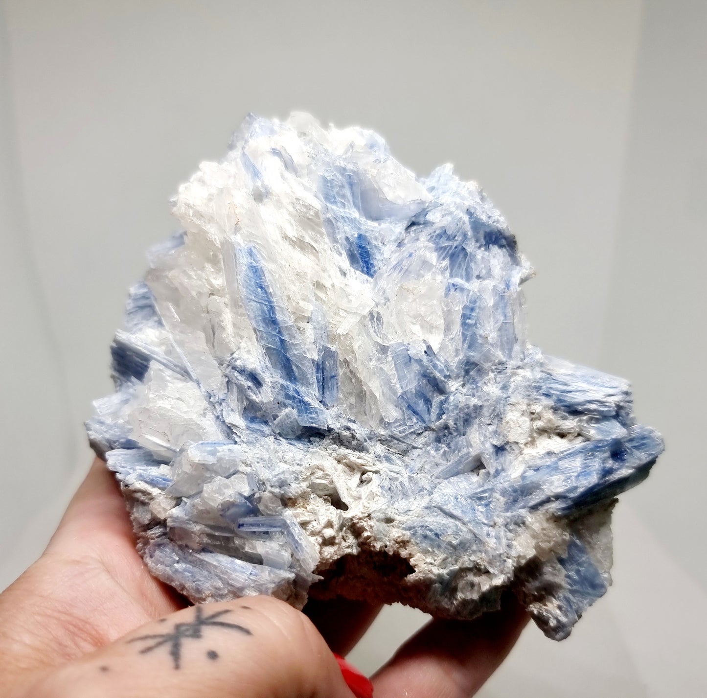 BLUE KYANITE MATRIX SPECIMEN 574 g - GROUNDING & ATTUNEMENT