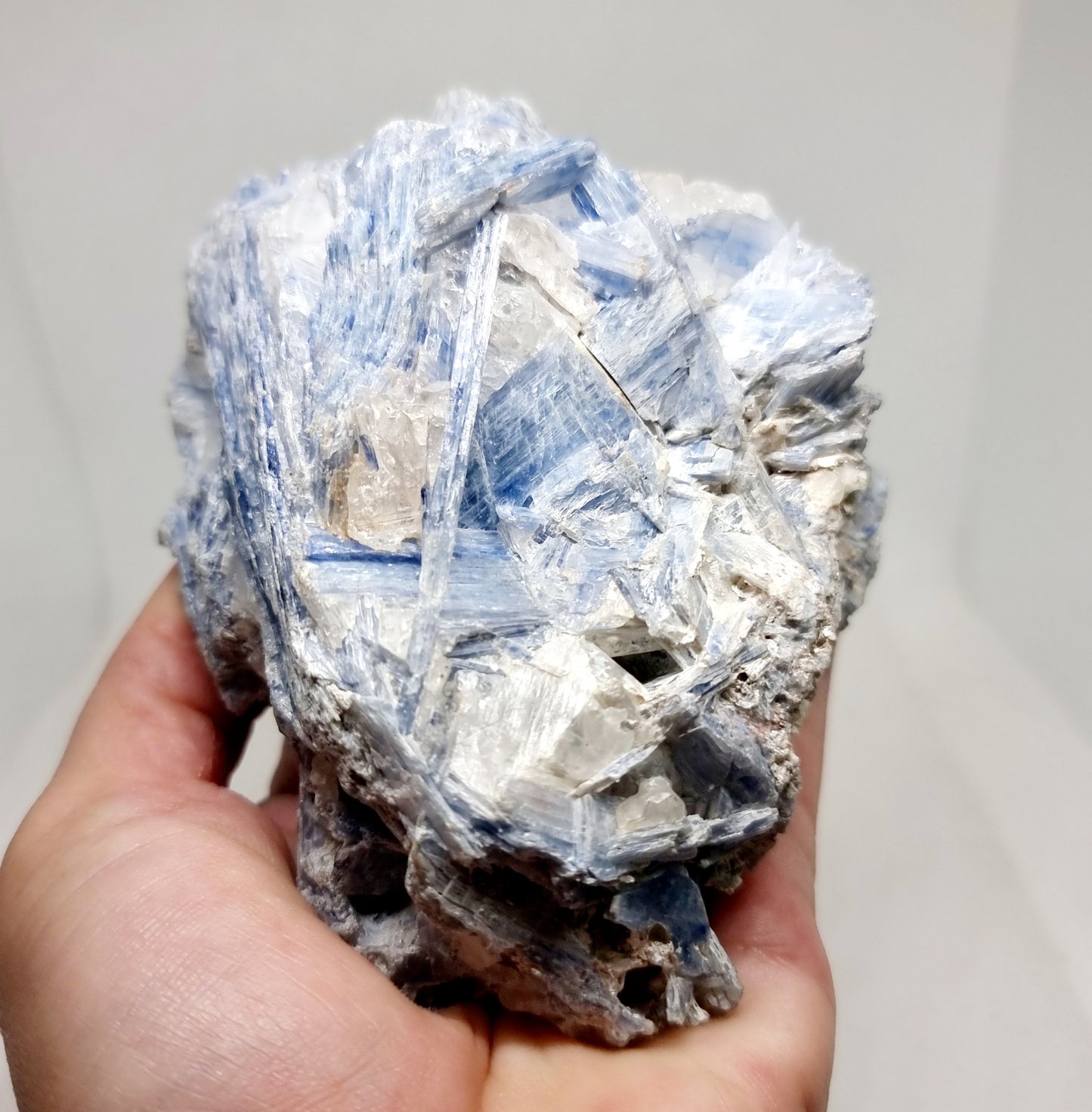 BLUE KYANITE MATRIX SPECIMEN 574 g - GROUNDING & ATTUNEMENT