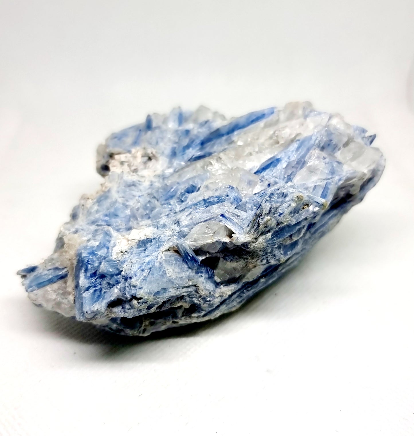 BLUE KYANITE MATRIX SPECIMEN 574 g - GROUNDING & ATTUNEMENT