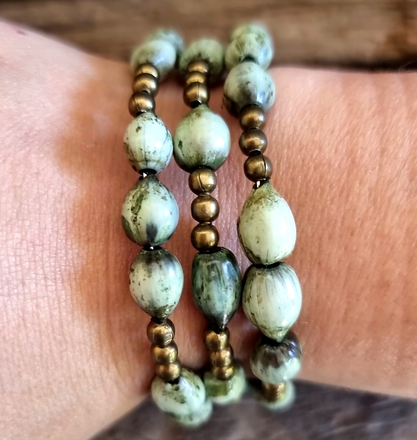 BOHEMIAN GREEN MEMORY WIRE BRACELET