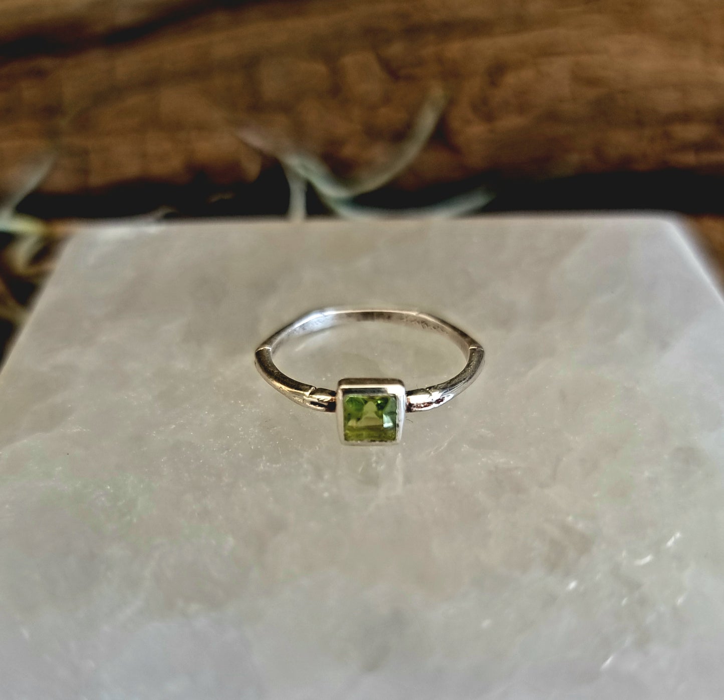 PERIDOT RING IN 925 SILVER SIZE 17 - BALANCE & PROTECTION